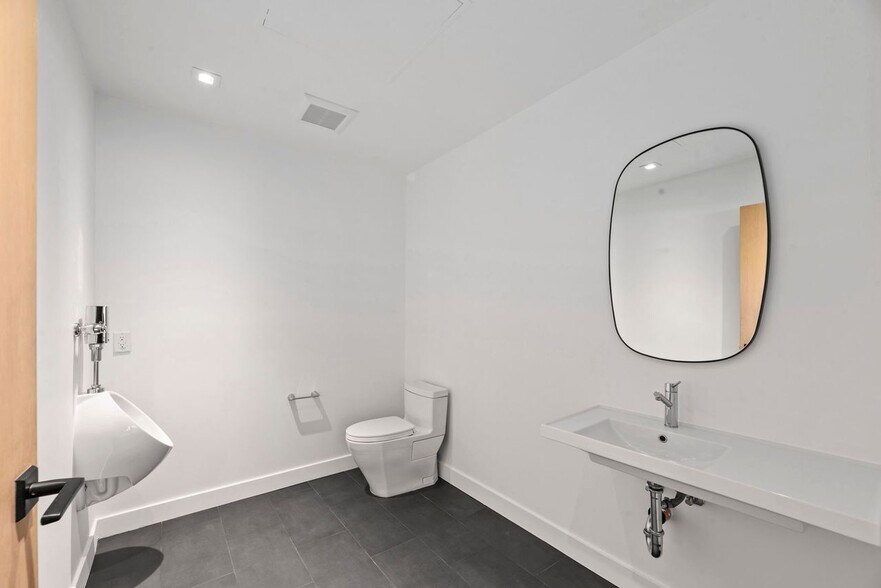 More Photos Of 100 W Channel Rd, Santa Monica Restaurant For Lease