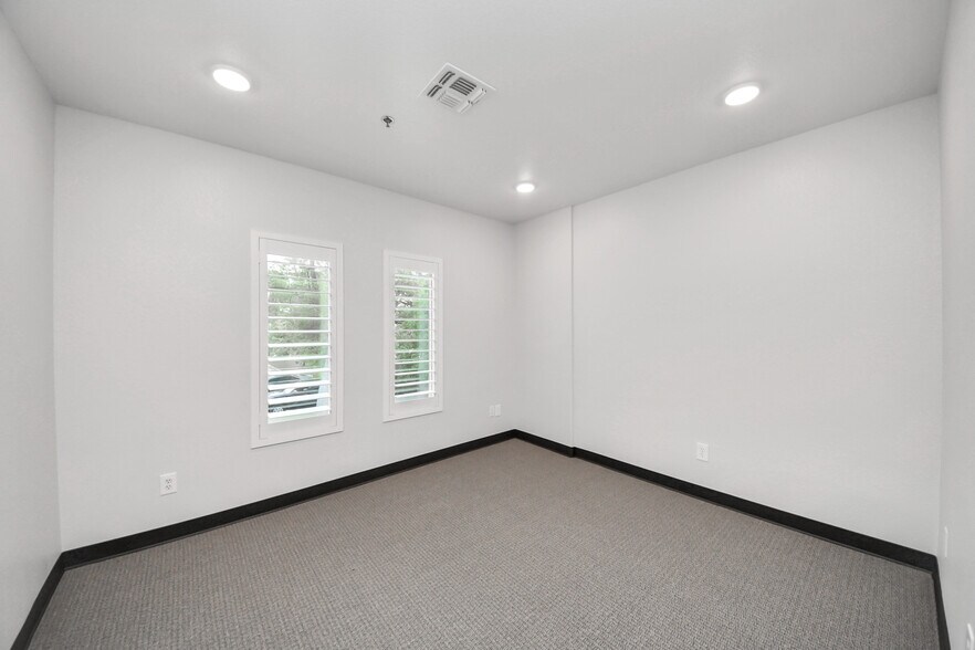 More Photos Of 6536 Greatwood Pky, Sugar Land Office For Sale