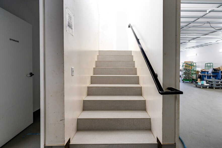 More Photos Of 19533 McLane St, Palm Springs Distribution For Sale