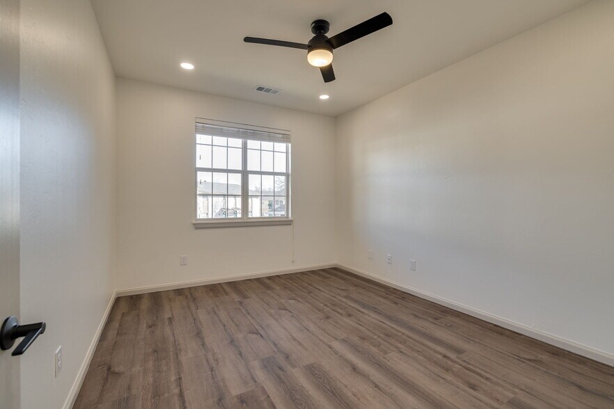 More Photos Of 201-203 E 10th St Plz, Edmond Office For Lease