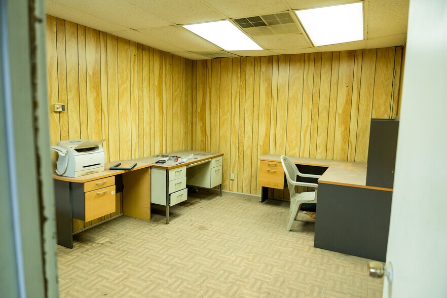 More Photos Of 1630 N Interstate 35 E, Lancaster Flex For Sale