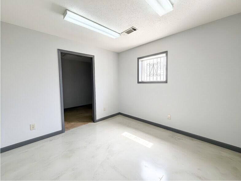 More Photos Of 2514 W Point Ave, College Park Manufacturing For Lease