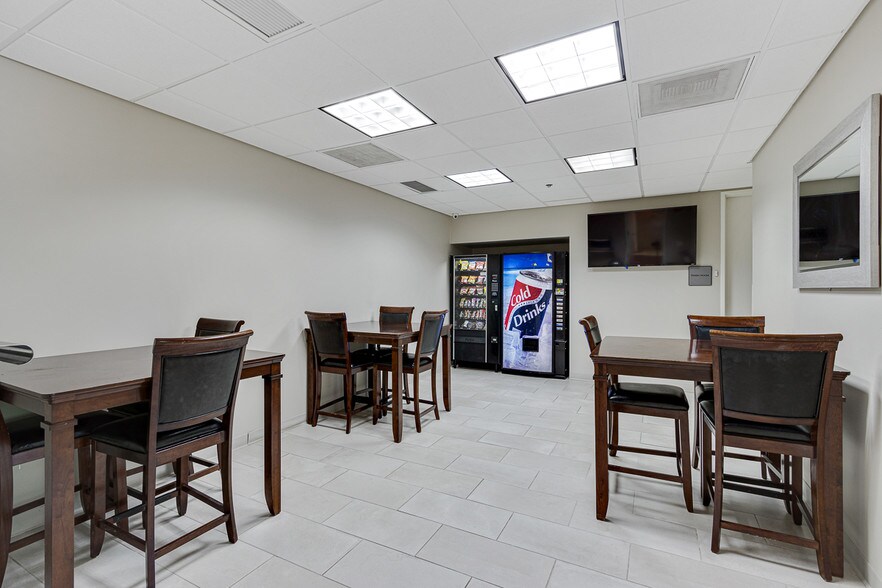 More Photos Of 1 S 450 Summit Ave, Oakbrook Terrace Office For Sale