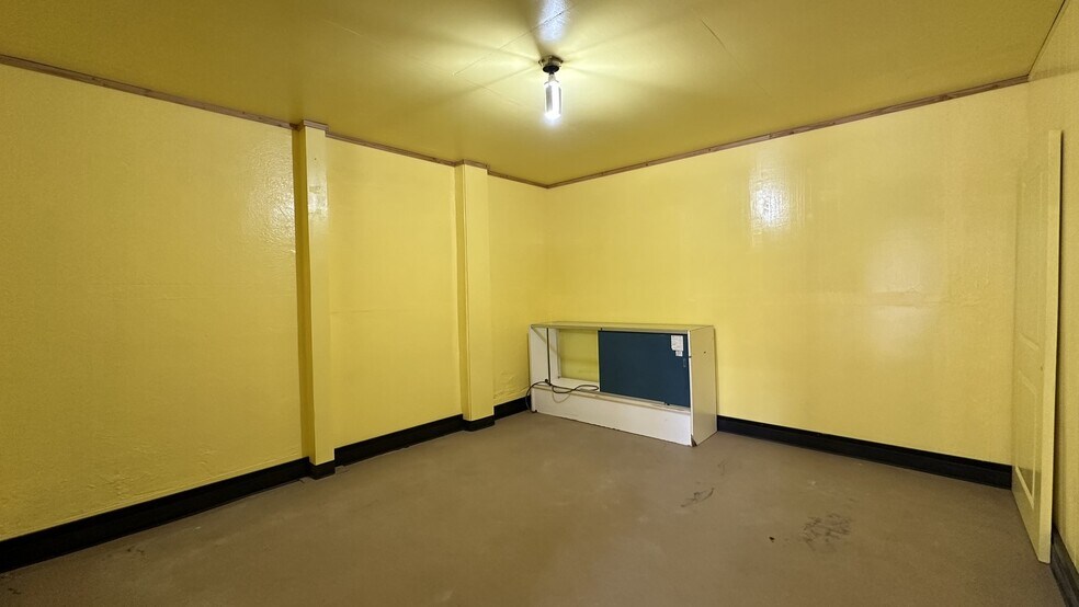 More Photos Of 408 Pacific Ave S, Kelso Storefront For Lease