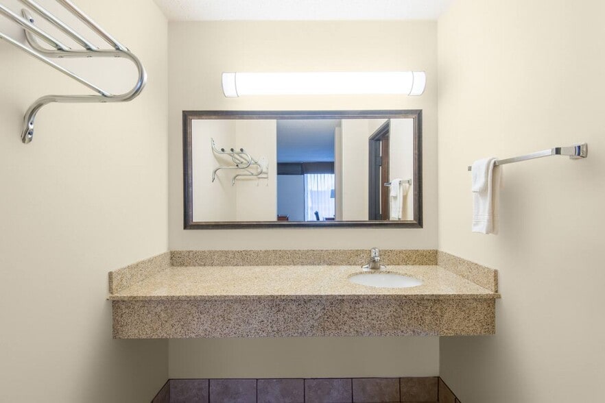 More Photos Of 2804 N Main St, Altus Hotel For Sale