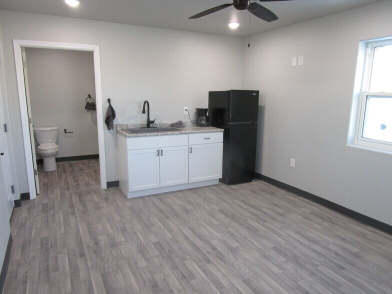 More Photos Of 365 Airlinks Dr, Garden City Industrial For Sale