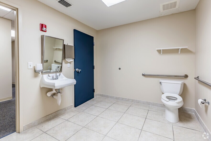 More Photos Of 2046 Bayshore Blvd, Dunedin Storefront Retail Office For Sale