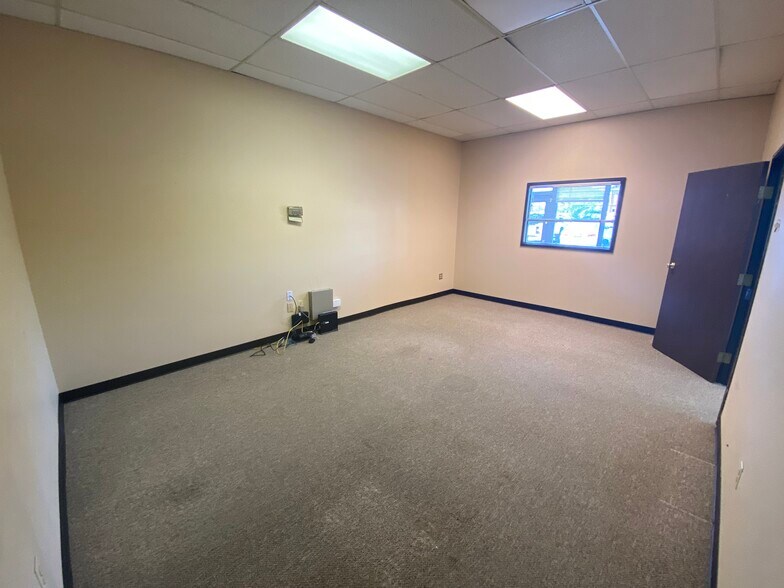 More Photos Of 1315 Nelson St, Lakewood Warehouse For Lease