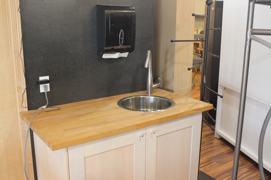 More Photos Of 80920 County Road 46, Hayward Showroom For Sale