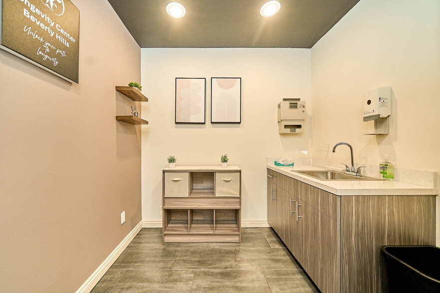 More Photos Of 852 S Robertson Blvd, Los Angeles Medical For Lease