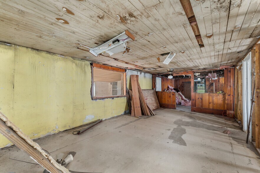 More Photos Of 7736 Westpoint Rd, West Point Freestanding For Sale