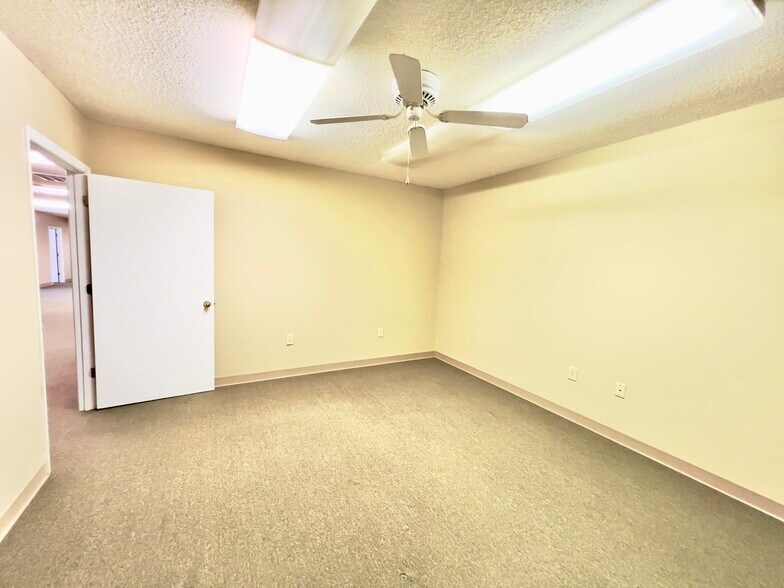 More Photos Of 735 S Broad St, Mooresville Office Residential For Lease
