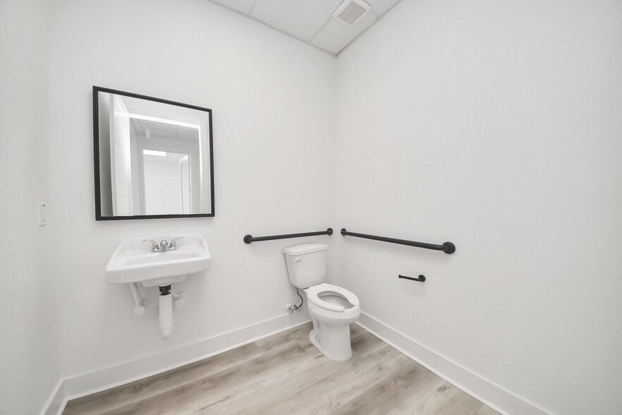 More Photos Of 30625 Kingsland Blvd, Brookshire Office For Lease