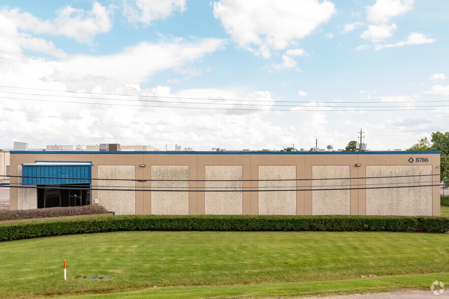 More Photos Of 8786 Wallisville Rd, Houston Distribution For Lease