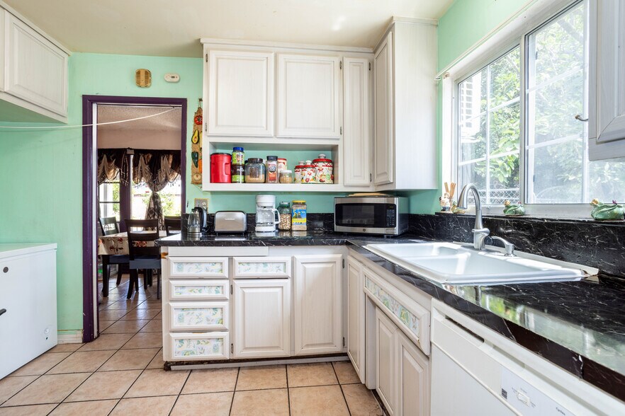More Photos Of 6402 Graves Ave, Van Nuys Apartments For Sale