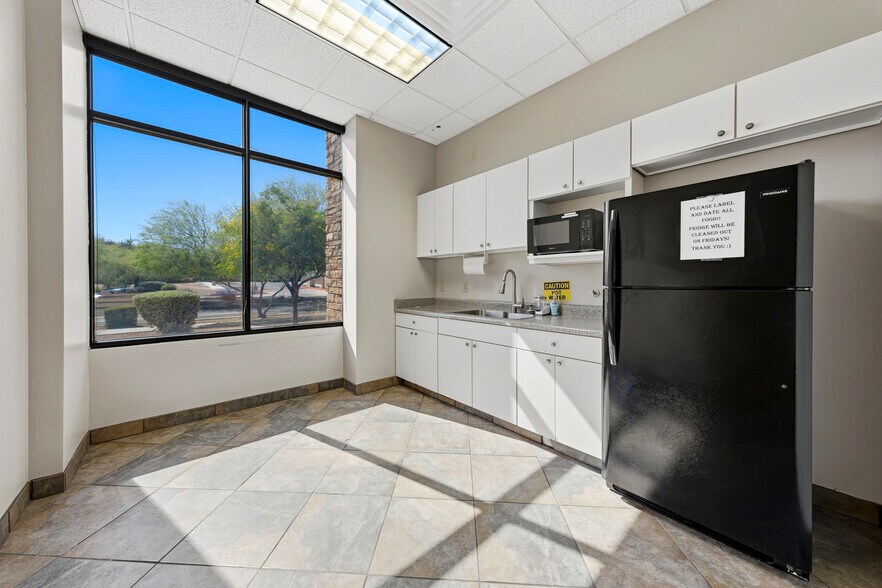 More Photos Of 34225 N 27th Dr, Phoenix Medical For Lease