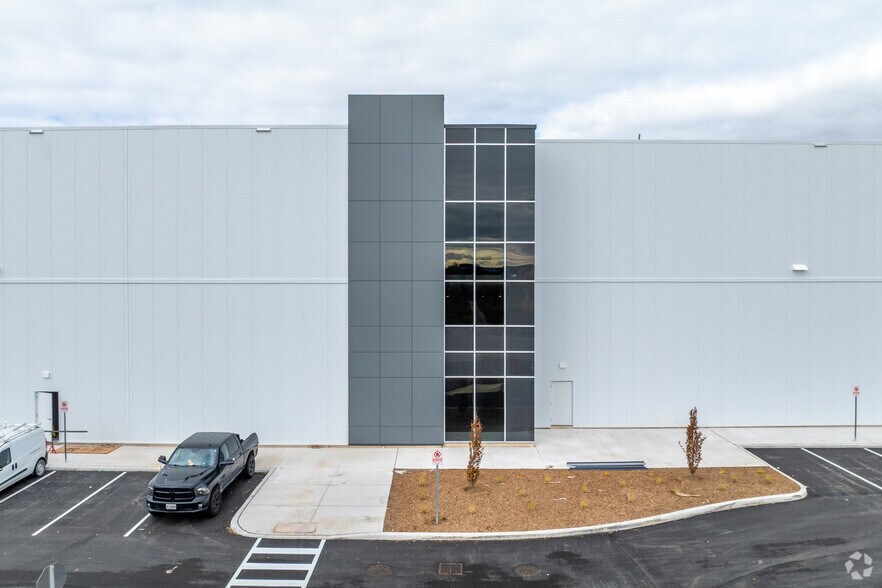 More Photos Of 22 Medicorum Pl, Hamilton Distribution For Lease