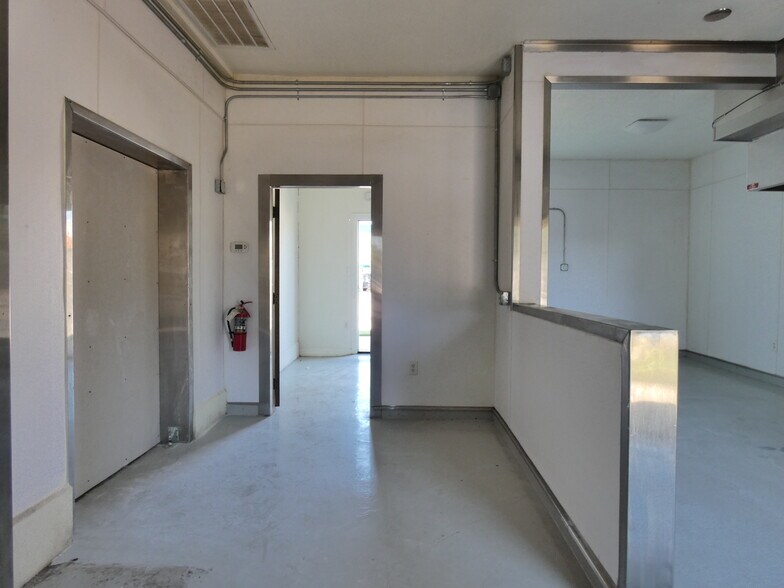 More Photos Of 1704 Avenue D, Rosenberg Specialty For Lease