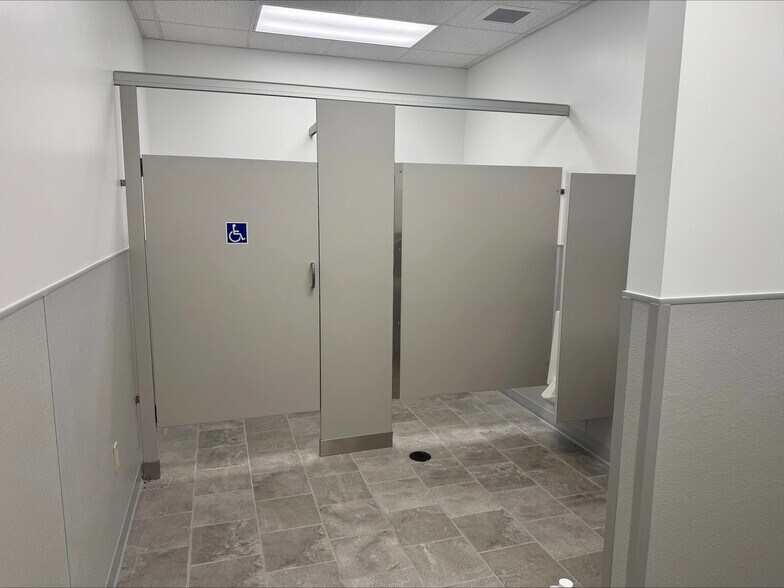 More Photos Of 5510 N Belt W, Belleville Medical For Lease