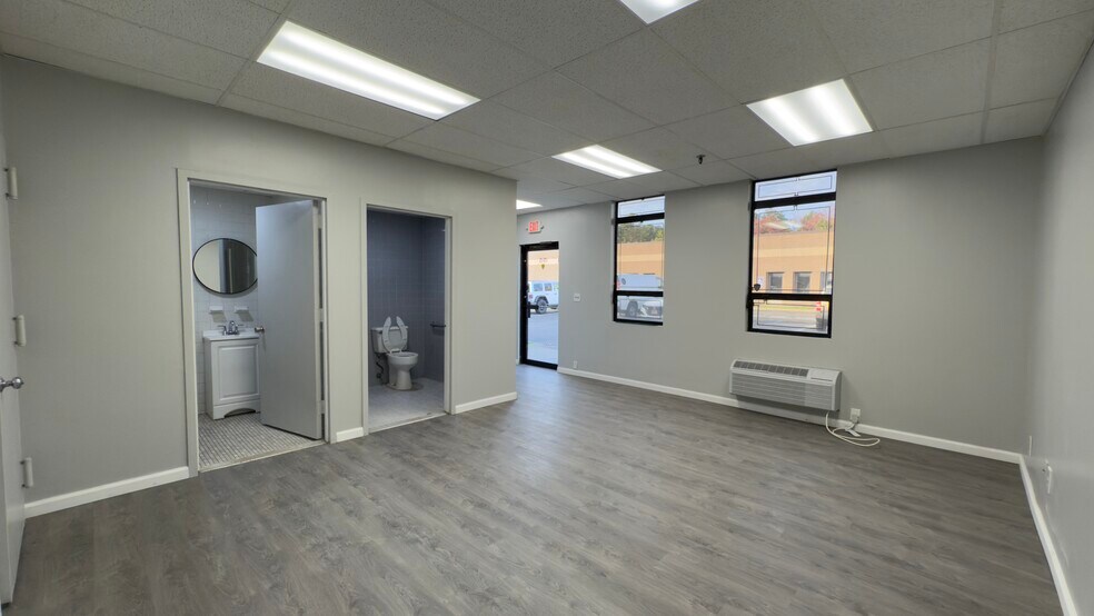 More Photos Of 1529-1557 Lincoln Ave, Holbrook Warehouse For Lease