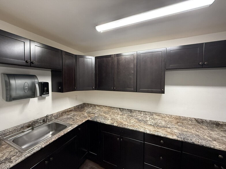 More Photos Of 6917-6921 Valjean Ave, Van Nuys Showroom For Lease