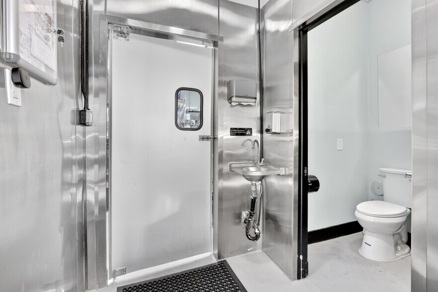 More Photos Of 643 NW 20th St, Miami Freestanding For Sale