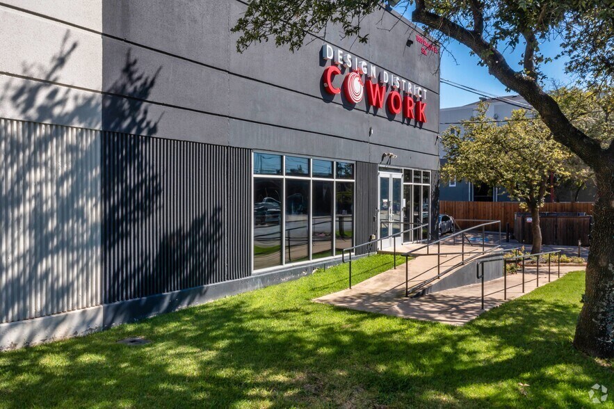 More Photos Of 1500 Dragon St, Dallas Showroom For Lease