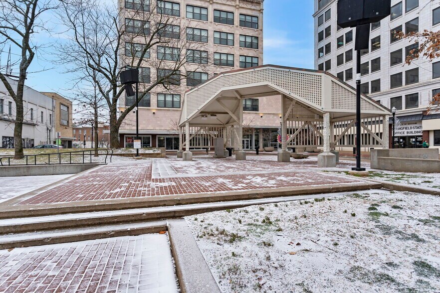 More Photos Of 408 W Walnut St, Springfield Storefront Retail Residential For Lease