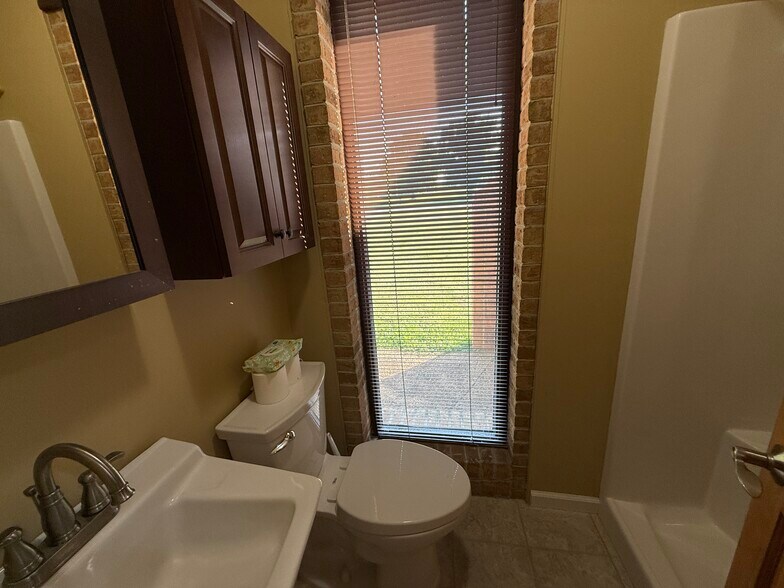 More Photos Of 508 Scarboro Ln, Oak Ridge Office For Sale