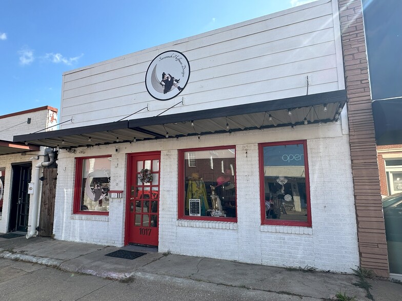 Primary Photo Of 1017 S Broadway St, Carrollton Storefront For Sale