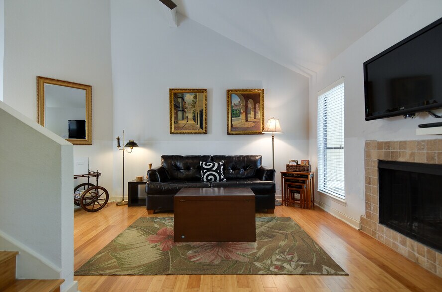 More Photos Of 708-800 S 1st St, Austin Multifamily For Sale
