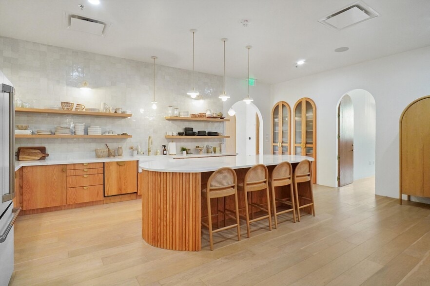 More Photos Of 409 N Oak St, Roanoke Storefront Retail Office For Lease