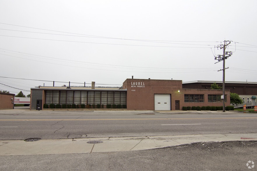 Primary Photo Of 3500 W Touhy Ave, Lincolnwood Warehouse For Sale