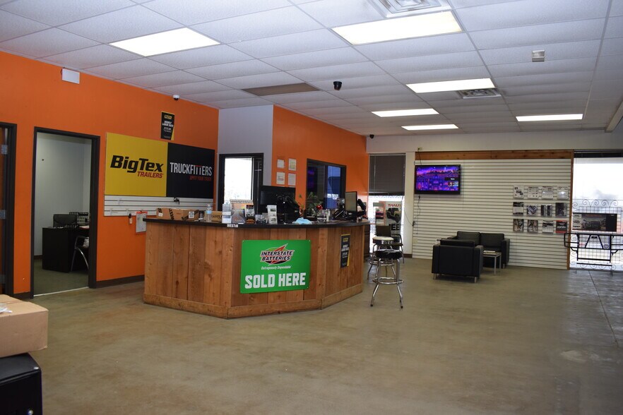 More Photos Of 1039 N Loop 12 Blvd, Irving Light Manufacturing For Sale