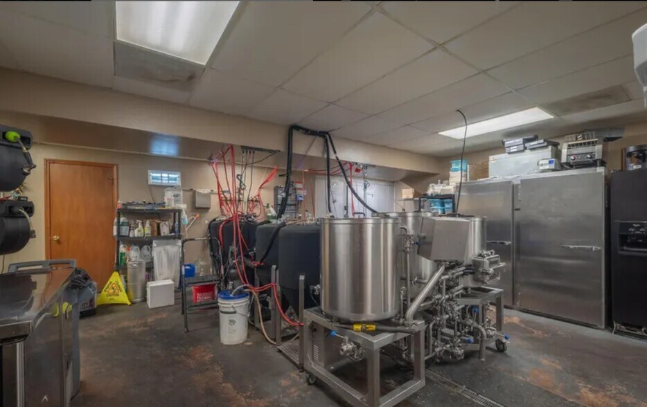 More Photos Of 1107 Cherokee Ave, Seneca Restaurant For Sale