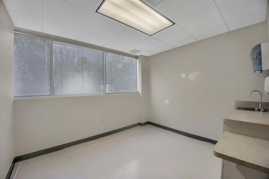More Photos Of 21 Laurel Ave, Cornwall Medical For Lease