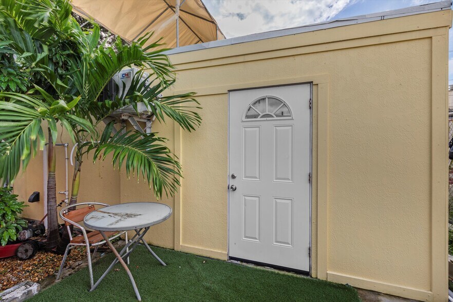 More Photos Of 10699 Aviation Blvd, Marathon General Retail For Sale