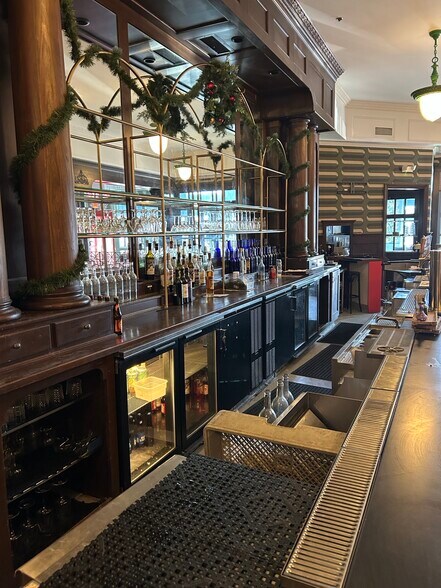 More Photos Of 121-127 W Front St, Wheaton Storefront Retail Office For Lease