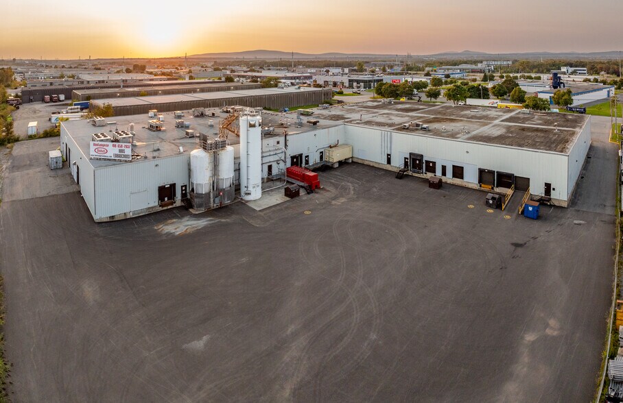 More Photos Of 2383-2393 Av Watt, Québec Distribution For Lease