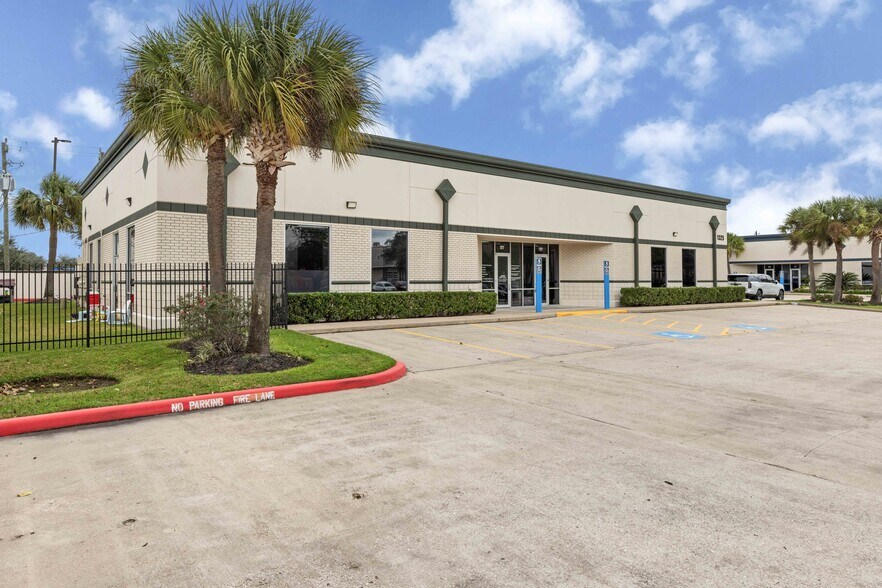 More Photos Of 1325 Space Park Dr, Houston Medical For Lease