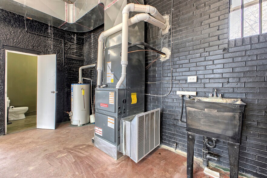 More Photos Of 6781 US-30, Jeannette Flex For Lease