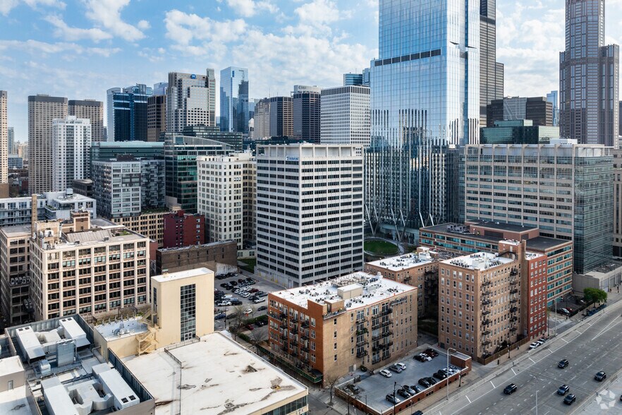 More Photos Of 550 W Van Buren St, Chicago Office For Lease