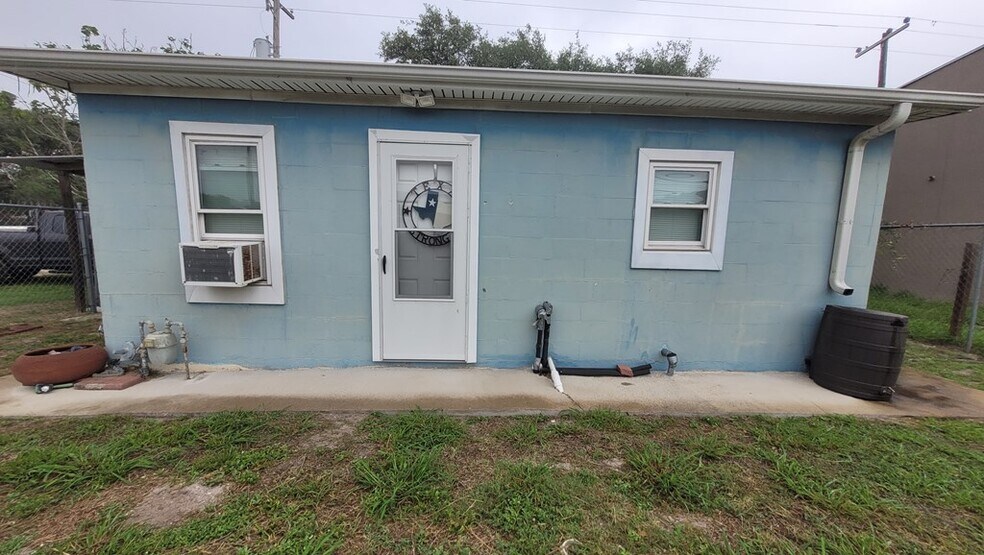 More Photos Of 108 Hood St, Rockport Storefront Retail Residential For Sale