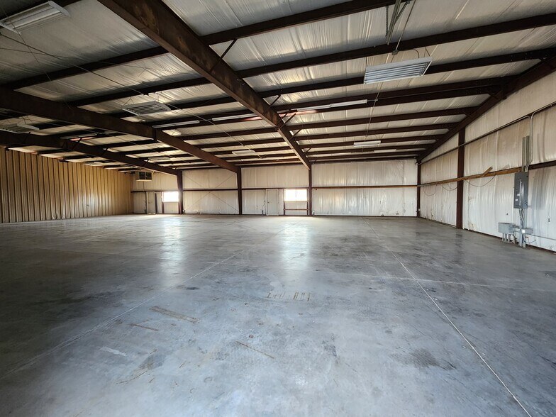 More Photos Of 408 S Kinnick Rd, Stillwater Warehouse For Lease
