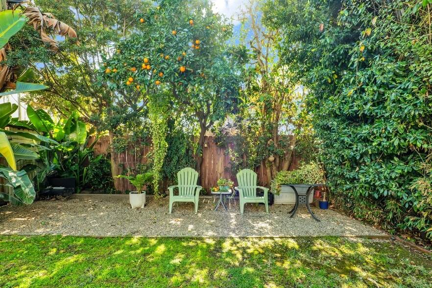 More Photos Of 811 N Citrus Ave, Los Angeles Multifamily For Sale