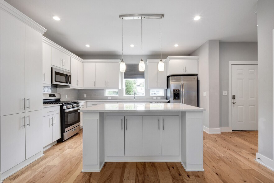 More Photos Of 4005 A/B Clawson Rd, Austin Specialty For Sale