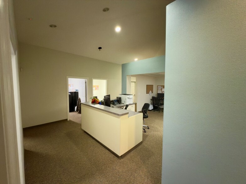 More Photos Of 511 Phyllis St, Pensacola Medical For Lease