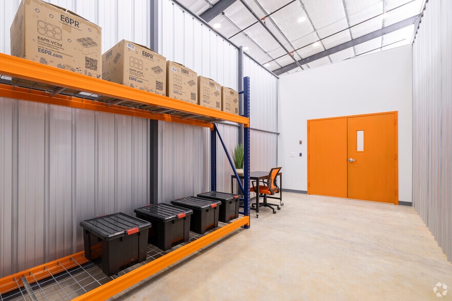 More Photos Of 1027 Outpost Dr, Conroe Showroom For Lease