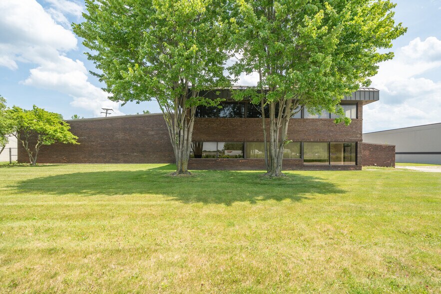 More Photos Of 42470 Executive Dr, Harrison Township Warehouse For Lease