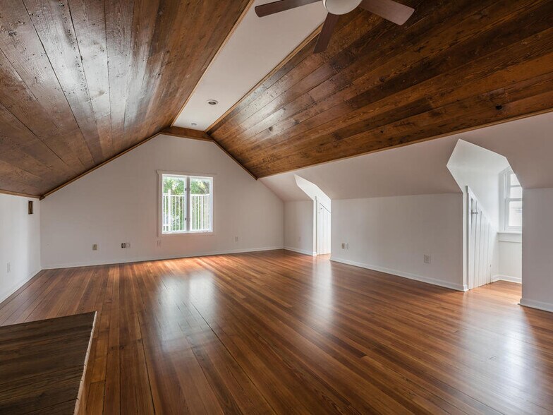 More Photos Of 2610 Manor Rd, Austin Freestanding For Lease